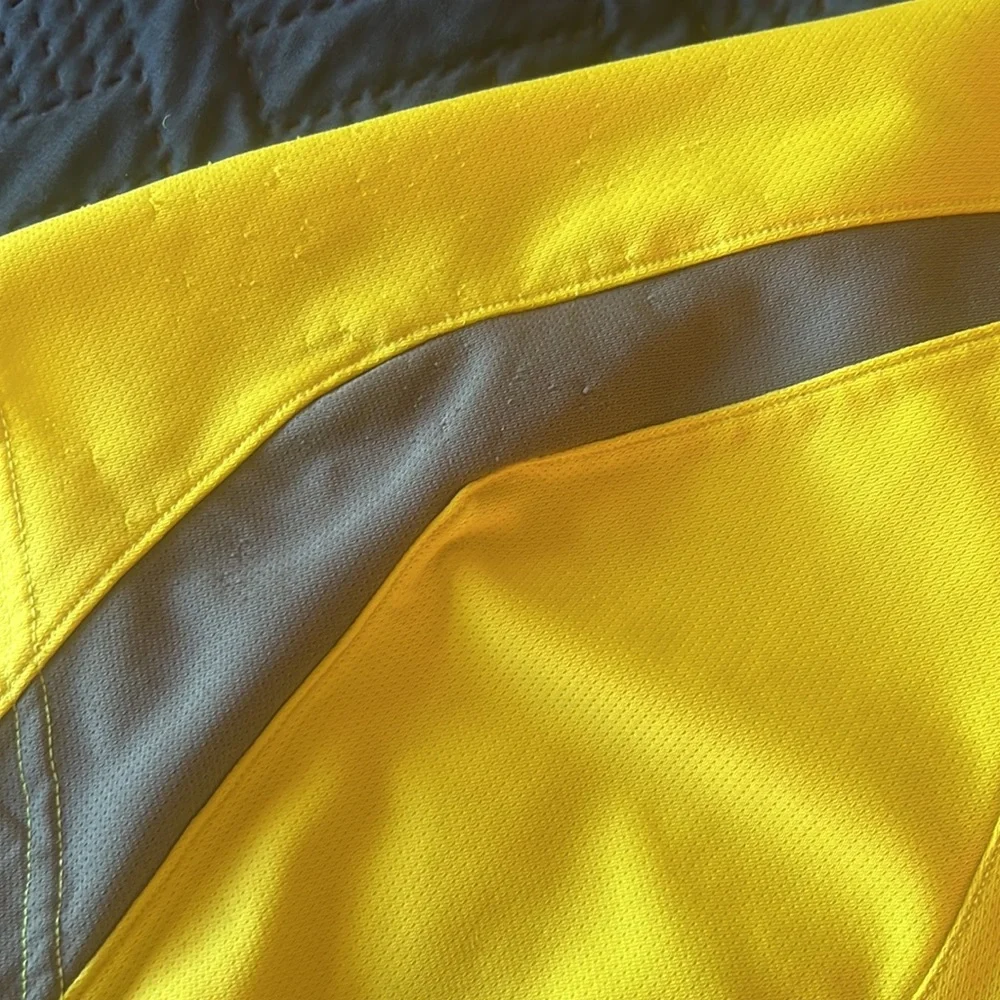 Under Armour XL Heat gear workout shirt - Picture 4 of 8
